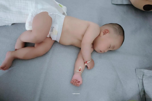 博白六个月宝宝眼睛散光